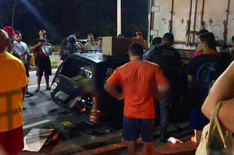 Acidente deixa condutor preso às ferragens de um carro em Manaus