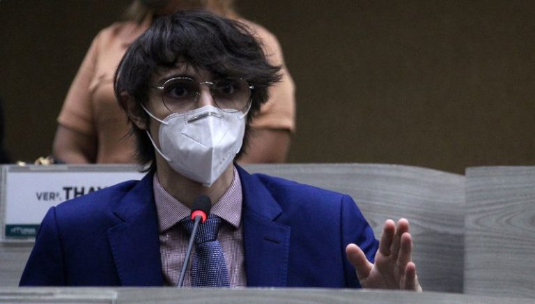 O vereador Amom Mandel (sem partido) convocou, por meio de contas em redes sociais nessa segunda-feira (3), voluntários da área de tecnologia para elaborar estruturas de sites, serviços de automação, programação e análise de dados, entre outras atividades, com o objetivo de desenvolver projetos na iniciativa pública