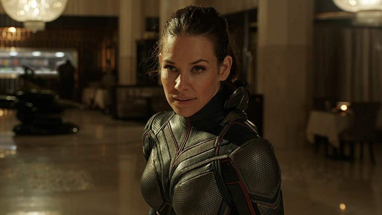 Atriz da Marvel participa de protesto anti-vacina em Washington