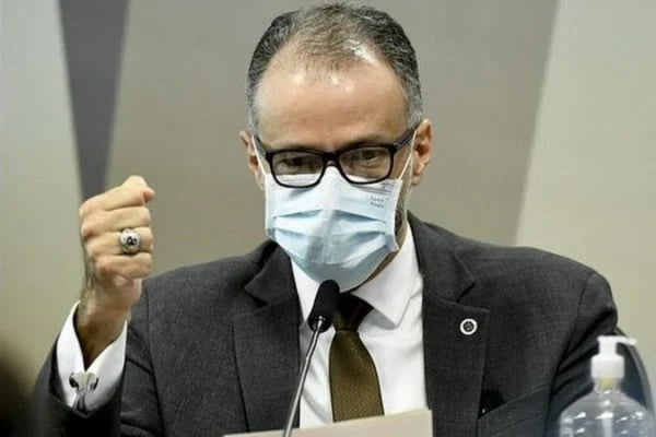 O diretor-presidente da Agência Nacional de Vigilância Sanitária (Anvisa), Antonio Barra Torres, divulgou nota em que nega a existência de interesses ilícitos por trás da aprovação da vacinação de crianças de 5 a 11 anos contra covid-19