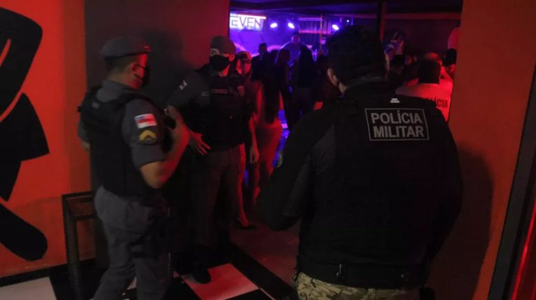 Agentes da Central Integrada de Fiscalização (CIF), em ação coordenada pela Secretaria de Segurança Pública do Amazonas (SSP-AM), encerrou oito festas clandestinas foram na madrugada de sexta-feira (28) e sábado (29) em Manaus, por descumprirem o decreto governamental que suspende a realização de eventos de qualquer natureza com vendas de ingressos