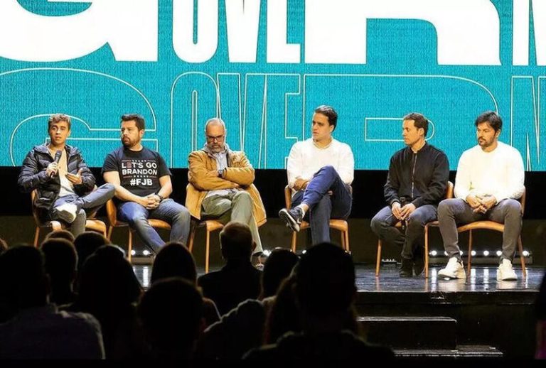 O ministro das Comunicações, Fabio Faria, informou a integrantes do Supremo Tribunal Federal (STF) que não sabia da presença do blogueiro bolsonarista foragido da Justiça, Allan dos Santos, no evento conservador de que participou na Florida
