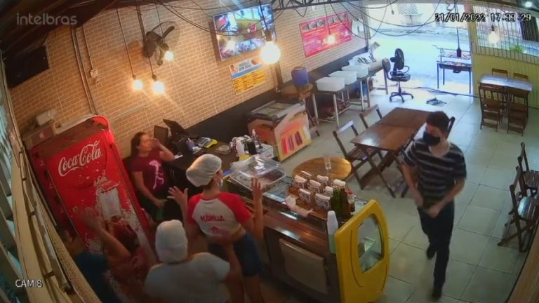 Vídeo: Pizzaria é assaltada por três homens armados no Monte das Oliveiras