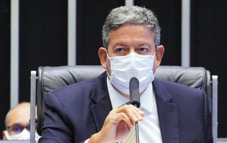 Lira chama de "criminalizar a política" ação contra fundo eleitoral bilionário
