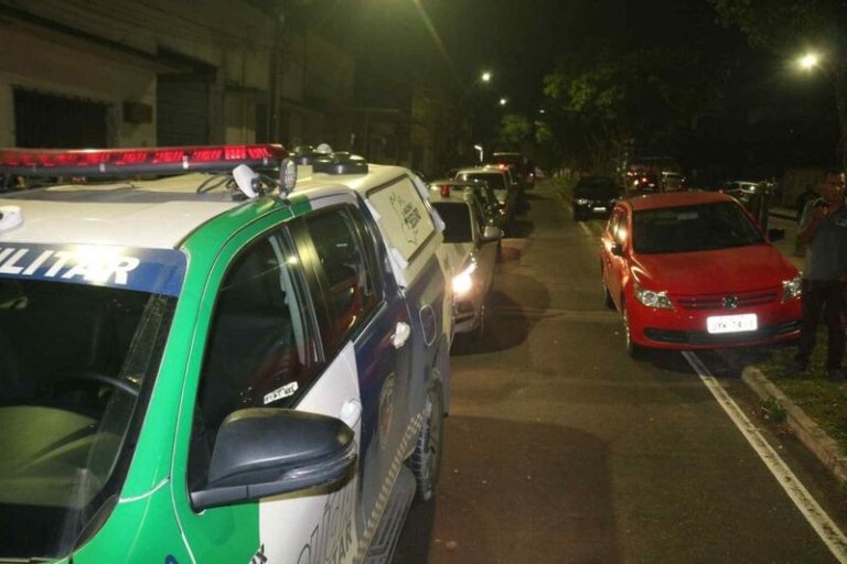 Em abordagens realizadas na noite dessa terça-feira (18), equipes da Polícia Militar do Amazonas detiveram dois suspeitos de roubo no Centro de Manaus e no bairro Cidade Nova. Outra equipe prendeu um homem por porte ilegal de armas no Lago Azul