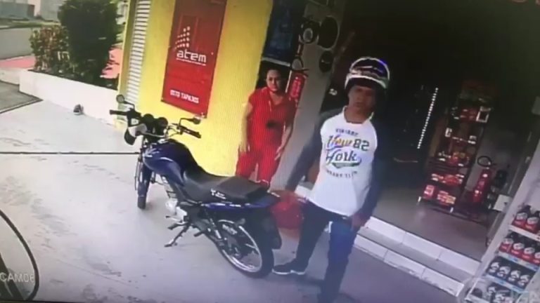 Câmera de segurança flagra assalto em conveniência