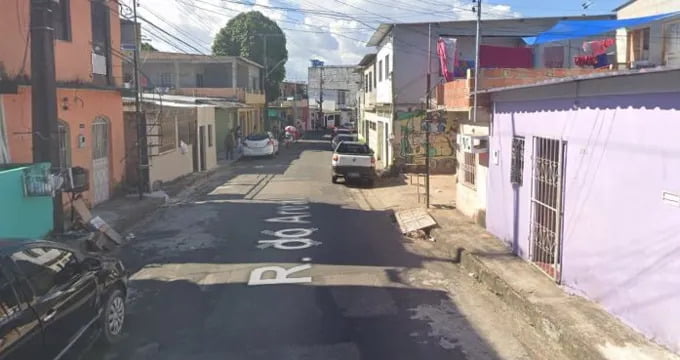 Um mulher, ainda não identificada, foi executada a tiros enquanto jantava na noite de segunda-feira (24), na rua do Areal, bairro Compensa, Zona Oeste de Manaus. De acordo com testemunhas, criminosos chegaram ao local em um carro e surpreenderam a vítima com disparos
