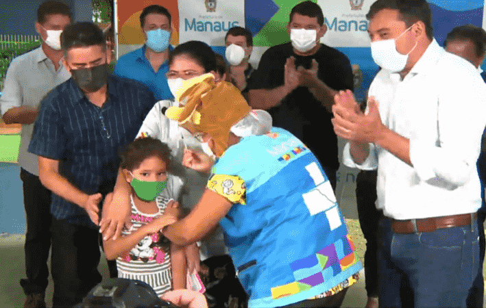 O governador do Amazonas Wilson Lima e o prefeito de Manaus, David Almeida, participaram nesta segunda-feira (17) de ato simbólico que marcou o início da vacinação de crianças entre 5 e 11 anos de idade contra a Covid-19