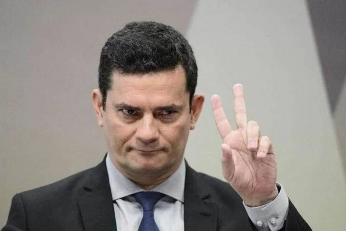 ) ex-ministro da Justiça Sérgio Moro afirmou, em entrevista à Rádio Jovem Pan Maringá, que o presidente Jair Bolsonaro tentou convencê-lo a desistir da defesa da prisão em segunda instância