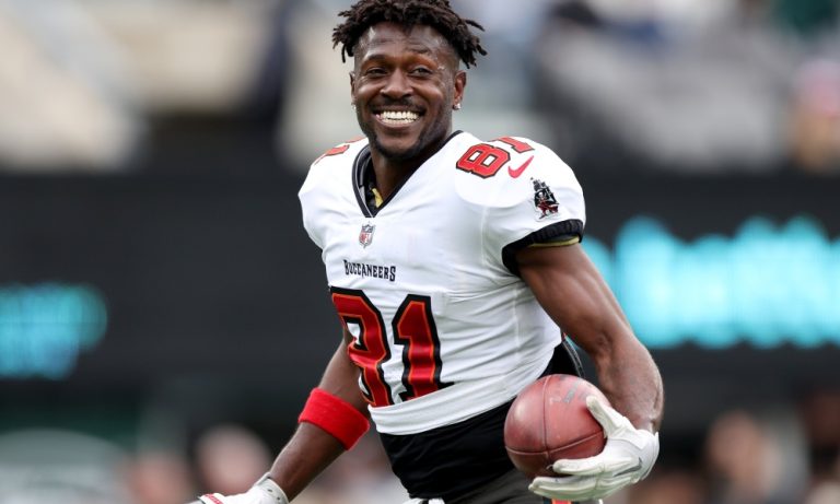 Após surtar em campo, Antonio Brown é dispensado do Buccaneers (Foto: Reprodução)