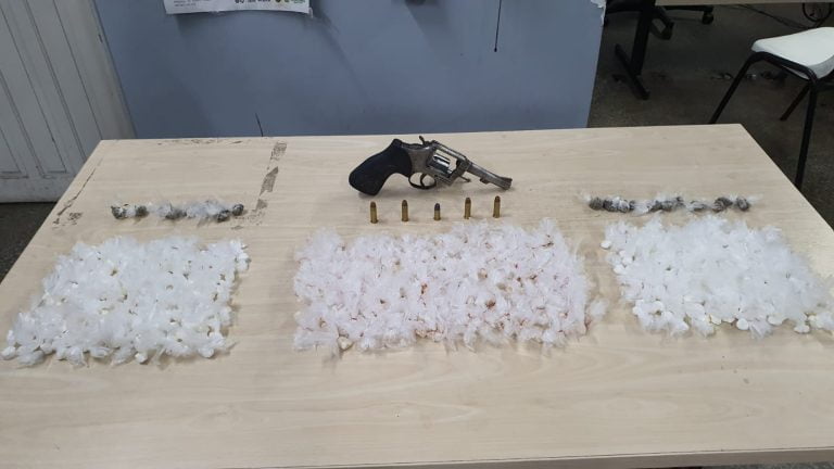 Traficante é preso com arma e drogas na Zona Norte