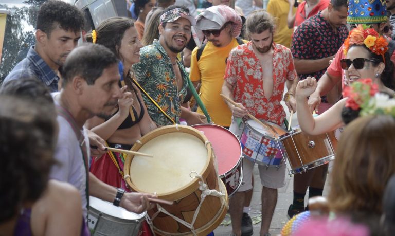 Com aumento nos casos de covid-19, Rio cancela blocos de rua no carnaval