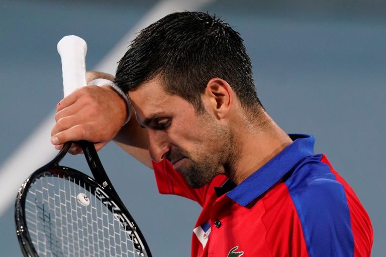 Djokovic é levado para hotel de detenção na Austrália enquanto aguarda deportação (Foto: Reprodução)