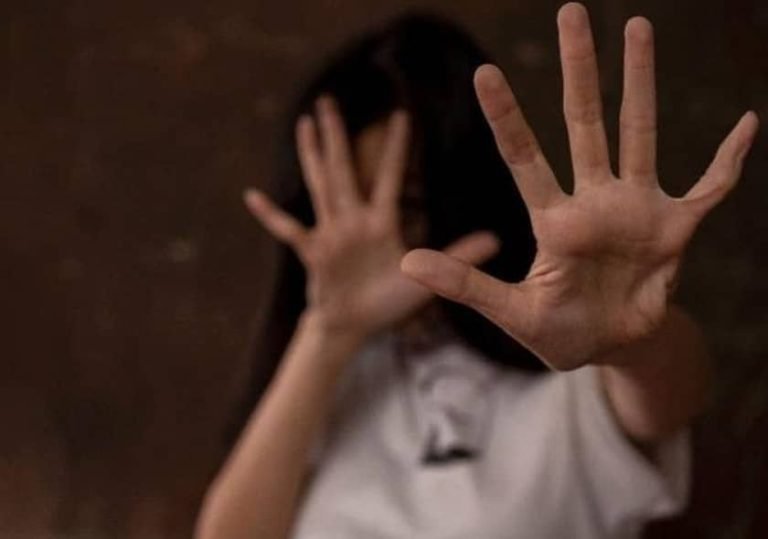 Após adolescente de 13 anos engravidar, mãe e padrasto são presos (Foto: Reprodução)