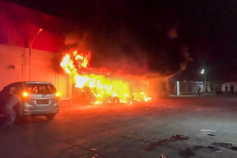 Briga e incêndio deixam 18 mortos em discoteca na Indonésia (Foto: Yanti/AFP)