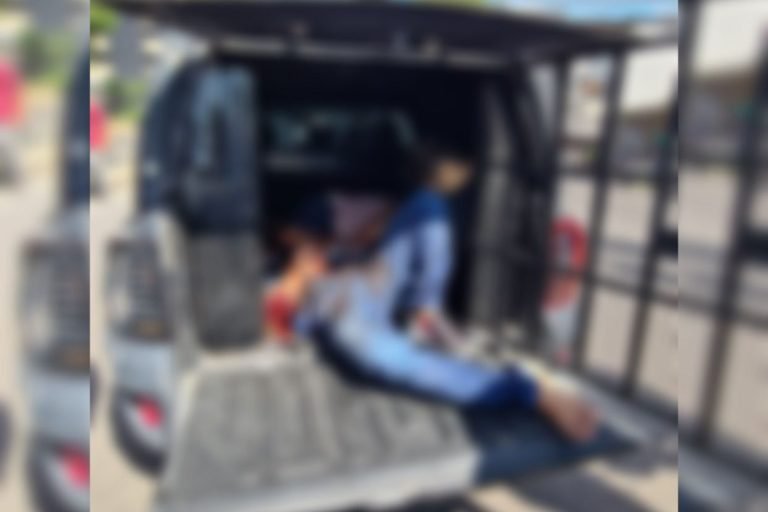 Preso que estava em viatura metralhada sobrevive a ataque em Manaus