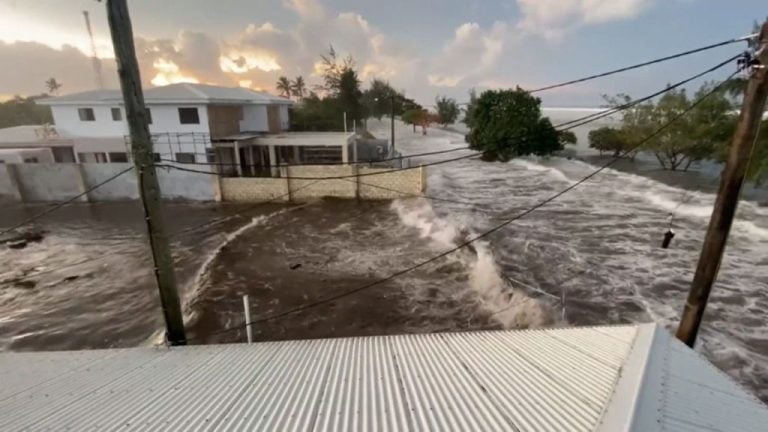 Após tsunami, ilha de Tonga fica isolada do resto do mundo (Foto: Twitter)