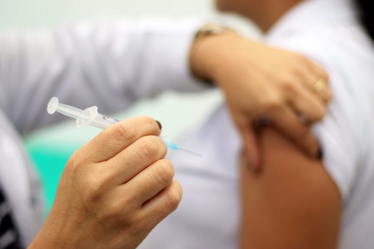 Brasil tem 68% da população imunizada com 2 doses contra Covid