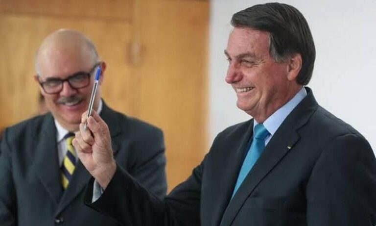 Bolsonaro concede reajuste salarial de 33% para professores da rede pública