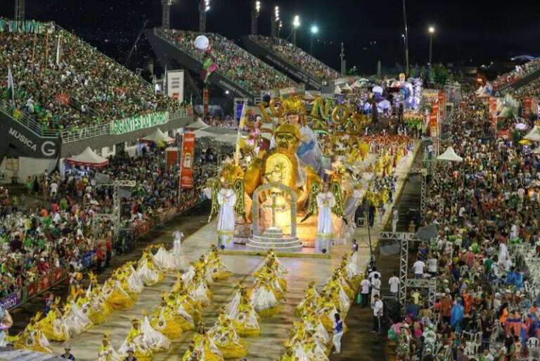 Com a disseminação da variante ômicron no Brasil, o que casou uma alta de casos de Covid-19 no início deste ano, desfiles, blocos e festas foram suspensos em todo o país. No entanto, a dúvida persiste: e o feriado? Apesar de a festa não ser um feriado nacional, alguns estados e cidades estabeleceram feriados locais ou ponto facultativo