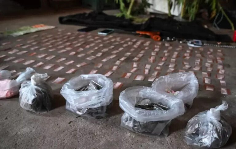 Nessa quarta-feira (2), famílias se abraçavam e choravam na recepção de quatro hospitais da província de Buenos Aires enquanto aguardavam notícias de familiares que sofreram graves reações após consumir cocaína adulterada