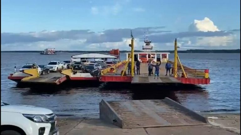 Um vídeo compartilhado nas redes sociais nesta segunda-feira (31) mostra o momento em que um "empurrador", barco responsável pela locomoção de balsas, afundou no rio Negro