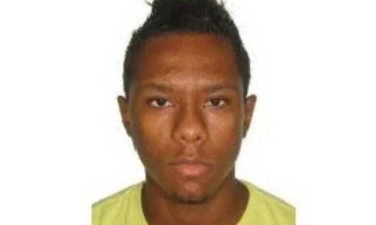 Apontado pela Polícia Civil do DF como autor do assassinato de mãe e filha que desaparecera após passeio a um córrego, Jeferson Barbosa dos Santos, de 25 anos, está foragido. O delegado que coordena caso, Thiago Peralva, da 19ª Delegacia de Polícia, em Ceilândia, afirma que o acusado era amigo de Lázaro Barbosa
