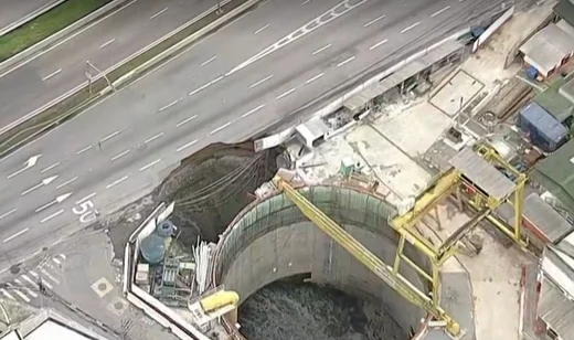 Parte da marginal Tietê desaba após acidente em obra do metrô (Foto: Reprodução)