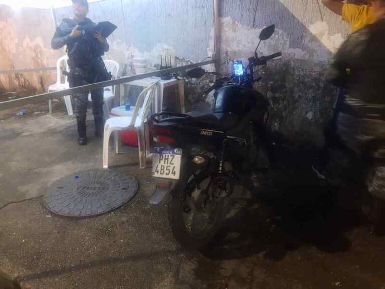 Durante ação realizada na noite de terça-feira (15) nas zonas Sul e Leste de Manaus com apoio do Paredão, policiais militares das 2ª e 25ª Companhias Interativas Comunitárias (Cicoms) recuperaram dois veículos com restrição de roubo