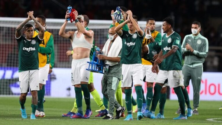 Com o fim da participação no Mundial de Clubes da Fifa, a delegação palmeirense partiu para o Brasil em voo fretado direto para São Paulo. A saída de Abu Dhabi, capital dos Emirados Árabes Unidos, ocorreu às 22h (de Brasília) de sábado