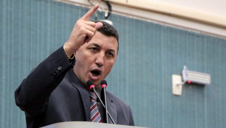 O vereador Sassá da Construção Civil (PT) pediu que a população impeça a instalação dos medidores da concessionária até que o problema nos aparelhos seja apurado pela CPI da Amazonas Energia