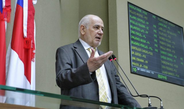 Dois projetos de alterações tributárias estão mobilizando a classe política amazonense pela defesa do modelo Zona Franca de Manaus. Uma delas é a proposta de emenda à Constituição (PEC) 110/2019, relatada pelo senador Roberto Rocha (PSDB-MA), que prevê a criação de um tributo federal para unificar o PIS, Cofins e IPI