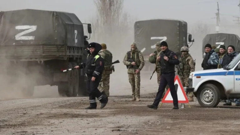 Forças russas estão se aproximando da capital ucraniana, Kiev, informaram enviados especiais da agência portuguesa RTP ao país. Forças de reconhecimento de Moscou avançaram a cerca de 10 quilômetros da capital, mas não conseguiram executar o domínio da área