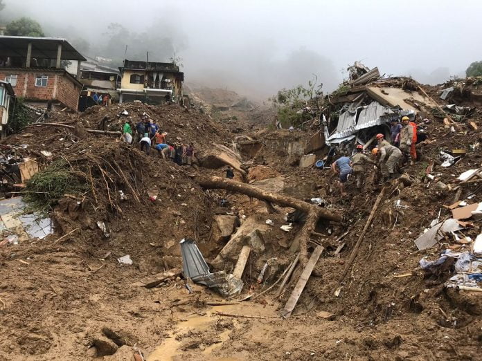 Chega a 104 o número de mortos da tragédia em Petrópolis