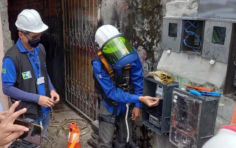 Segundo informações não houve feridos no incêndio. O corpo de Bombeiros foi acionado para conter o fogo no local.