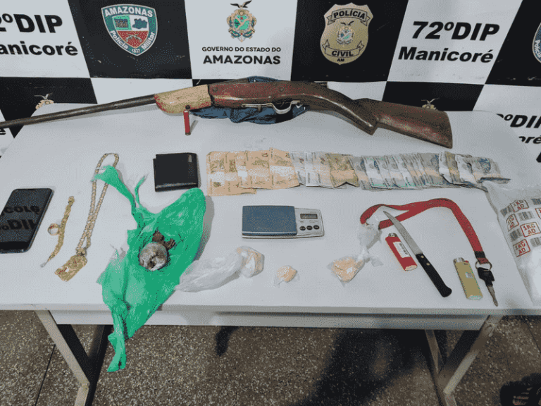 Em abordagens realizadas em três municípios do interior do Amazonas, policiais militares do 5º Grupamento de Polícia Militar (GPM), Força Tática (FT) e do 1º Pelotão de Polícia Militar (PEL) prenderam, no sábado (12), seis homens, de 23 e 24 anos, e os demais de idades não informadas, por tráfico de drogas, nas cidades de Carauari (a 788 quilômetros de Manaus), Manacapuru (distante 68 quilômetros de Manaus)  e Manicoré (a 332 quilômetros da capital)
