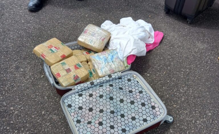Mulheres são presas com 18 tabletes de maconha no Aeroclube de Manaus