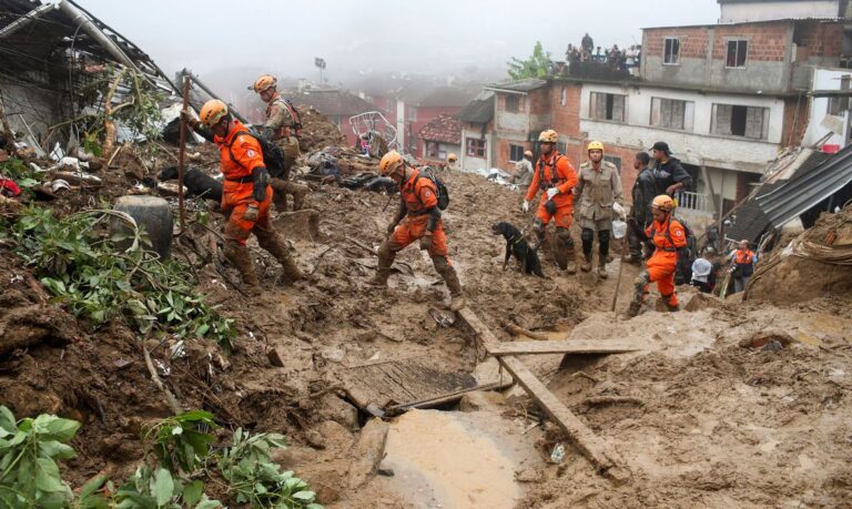 Sobre para 58 o número de vítimas em Petrópolis após temporal; bombeiros buscam desaparecidos