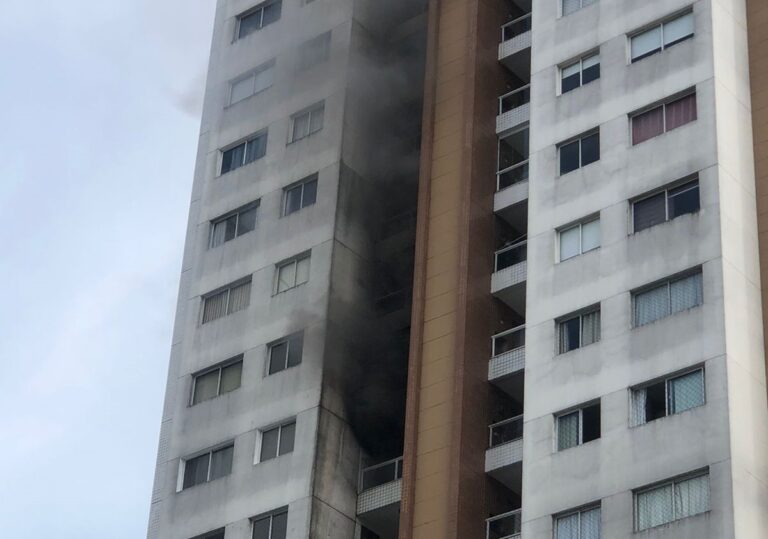 Incêndio atinge apartamento em condomínio na avenida Efigênio Sales (Foto: Divulgação)