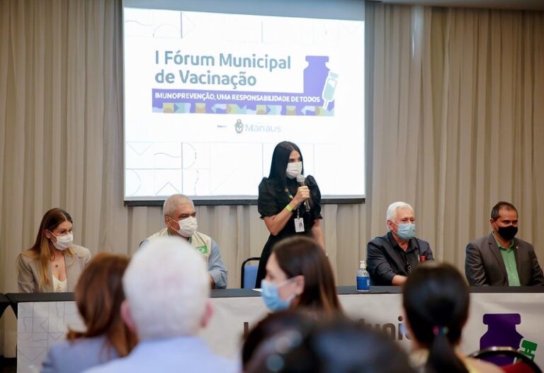 Durante o I Fórum Municipal de Vacinação, realizado pela Prefeitura de Manaus na manhã desta quarta-feira (16) no Distrito Industrial, zona Sul, a titular da Secretaria Municipal de Saúde (Semsa), Shádia Fraxe, chamou atenção para a redução gradual da cobertura vacinal na capital e alertou para o risco elevado do retorno de doenças imunopreveníveis, já controladas ou erradicadas no país