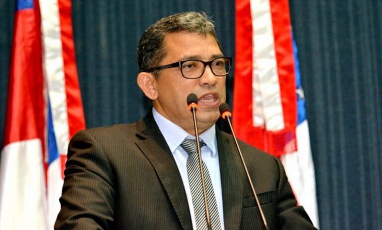 A juíza Dinah Câmara Fernandes, do Tribunal Regional Eleitoral do Amazonas (TRE-AM), determinou a cassação dos mandatos do prefeito de Iranduba, Augusto Ferraz (DEM), e de seu vice, Robson Adriel Cardoso Maia (Avante), por abuso de poder econômico