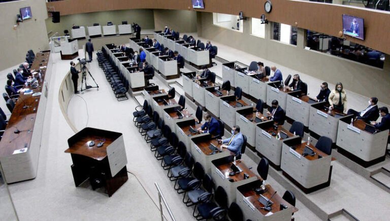 O vereador João Carlos, líder do Republicanos na Câmara Municipal de Manaus (CMM), apresentou moção de repúdio contra a Netflix por "cenas inapropriadas e desconstrutivas aos valores da moral e da família" do filme "Como se tornar o pior aluno da escola"