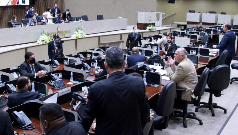 Anunciada pelo vice-presidente da Câmara Municipal de Manaus (CMM), vereador Wallace Oliveira (PROS), a suspensão de ordem do dia (período voltado à deliberação de projetos) motivou críticas de colegas durante sessão plenária desta segunda-feira (28). De acordo com Oliveira, não havia "projetos e condições suficientes" para dar início à votação