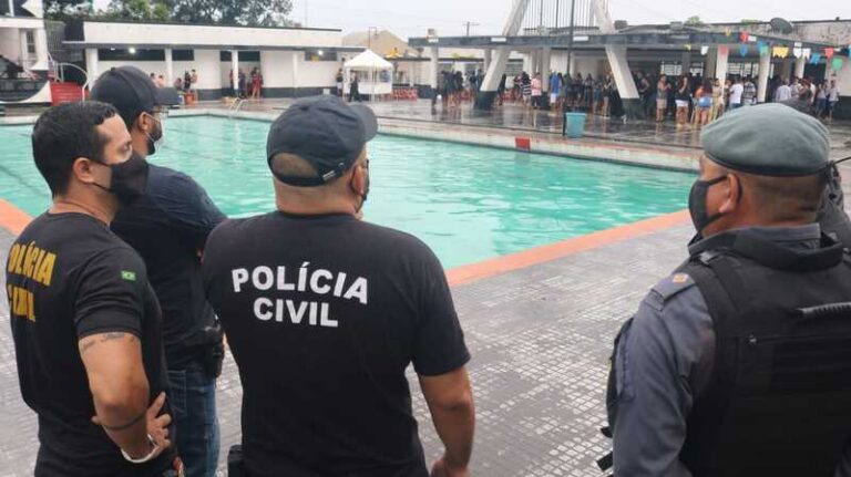 Agentes da Central Integrada de Fiscalização (CIF) vistoriaram oito estabelecimentos, entre bares, restaurantes e casas de shows, na noite de terça-feira de Carnaval (1). Destes, seis foram autuados por irregularidades