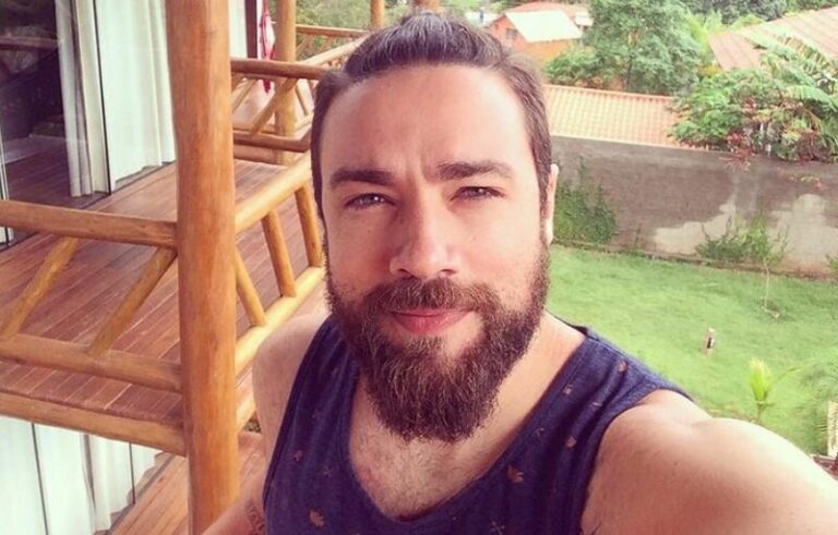 O policial federal Lucas Soares Dantas Valença, de 36 anos, conhecido como 'hipster da Federal', morreu em Buritinópolis, no centro de Goiás, na madrugada desta quinta-feira (3), após invadir uma casa na zona rural e ser baleado pelo morador