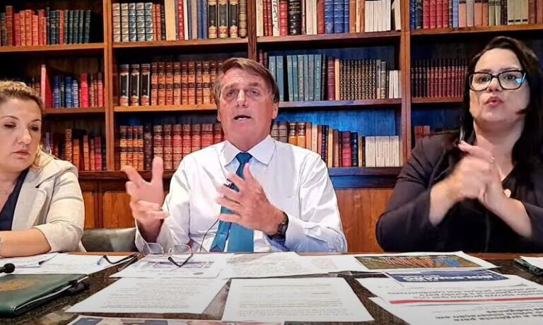 Durante a live semanal nas redes sociais nesta quinta-feira (10), o presidente Jair Bolsonaro afirmou que pretende sancionar imediatamente o Projeto de Lei Complementar (PLP) que altera a forma de cobrança do Imposto sobre Circulação de Mercadorias e Serviços (ICMS) dos combustíveis
