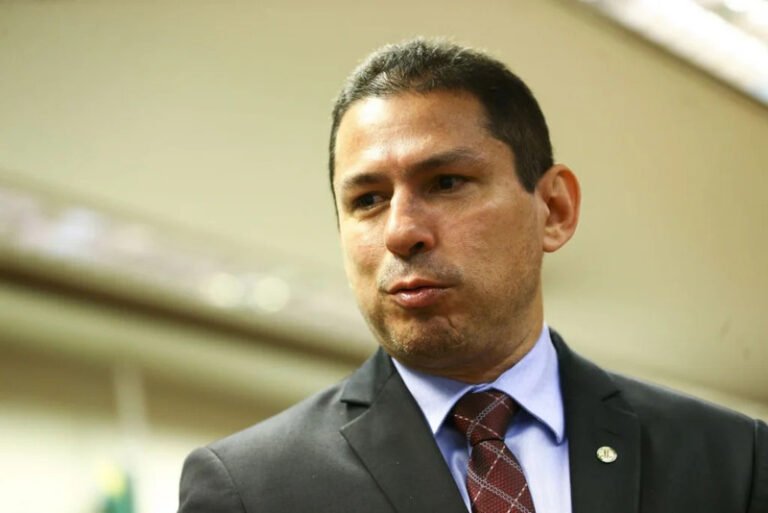 O deputado federal e vice-presidente da Câmara, Marcelo Ramos (PSD-AM), afirmou em postagem no Twitter que, caso o governo federal não apresente uma medida para garantir a proteção da Zona Franca de Manaus (ZFM) e dos empregos dos amazonenses até quarta-feira (9), vai ajuizar ação para derrubar o decreto que estabelece a redução do Imposto sobre Produtos Importados (IPI)