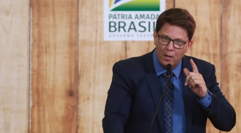 O titular da Secretaria Especial de Cultura, Mario Frias, foi exonerado nesta quinta-feira (31). A medida foi publicada no "Diário Oficial da União (DOU)"