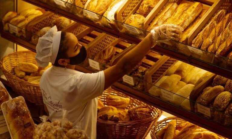 A invasão da Ucrânia pela Rússia provocou o aumento do preço do trigo no mercado internacional e, em breve, a alta começará a ser repassada a seus derivados, avaliam economistas