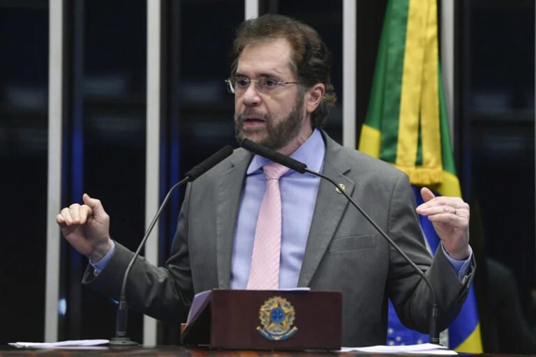 Em entrevista a uma rádio manaura nesta quinta-feira (17), senador Plínio Valério afirmou que o ex-governador Amazonino Mendes não vai se filiar ao PSDB para concorrer à eleição para governador do Amazonas este ano